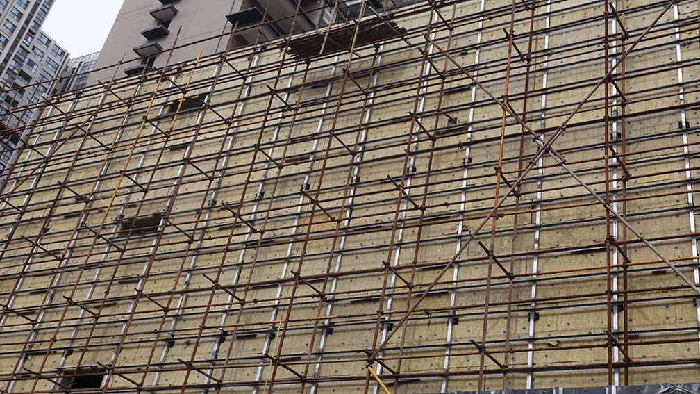 Buitenwand en brandwerende wandisolatie van hoogbouwgebouwen